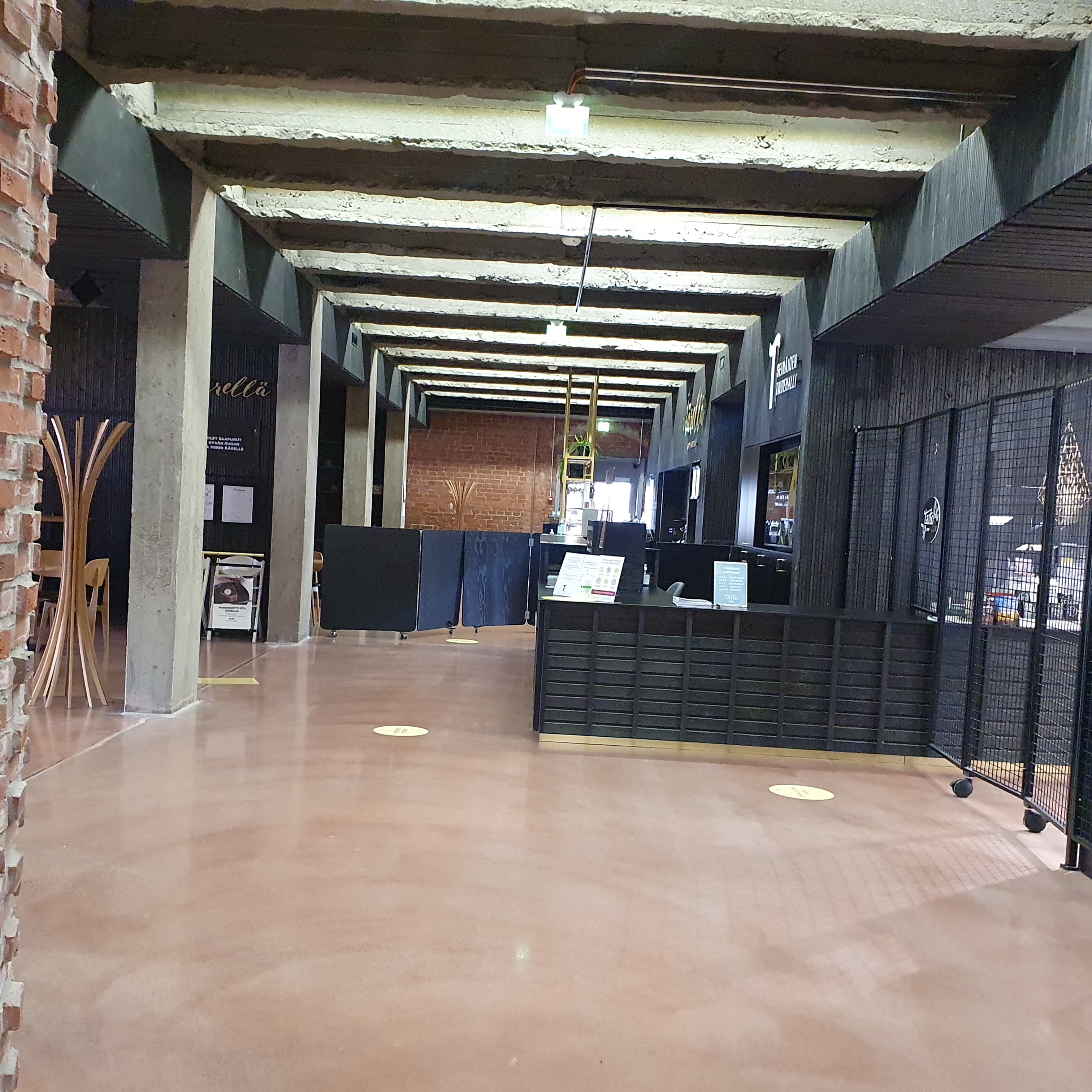 The info desk and Äärellä restaurant at Kalevan Navetta