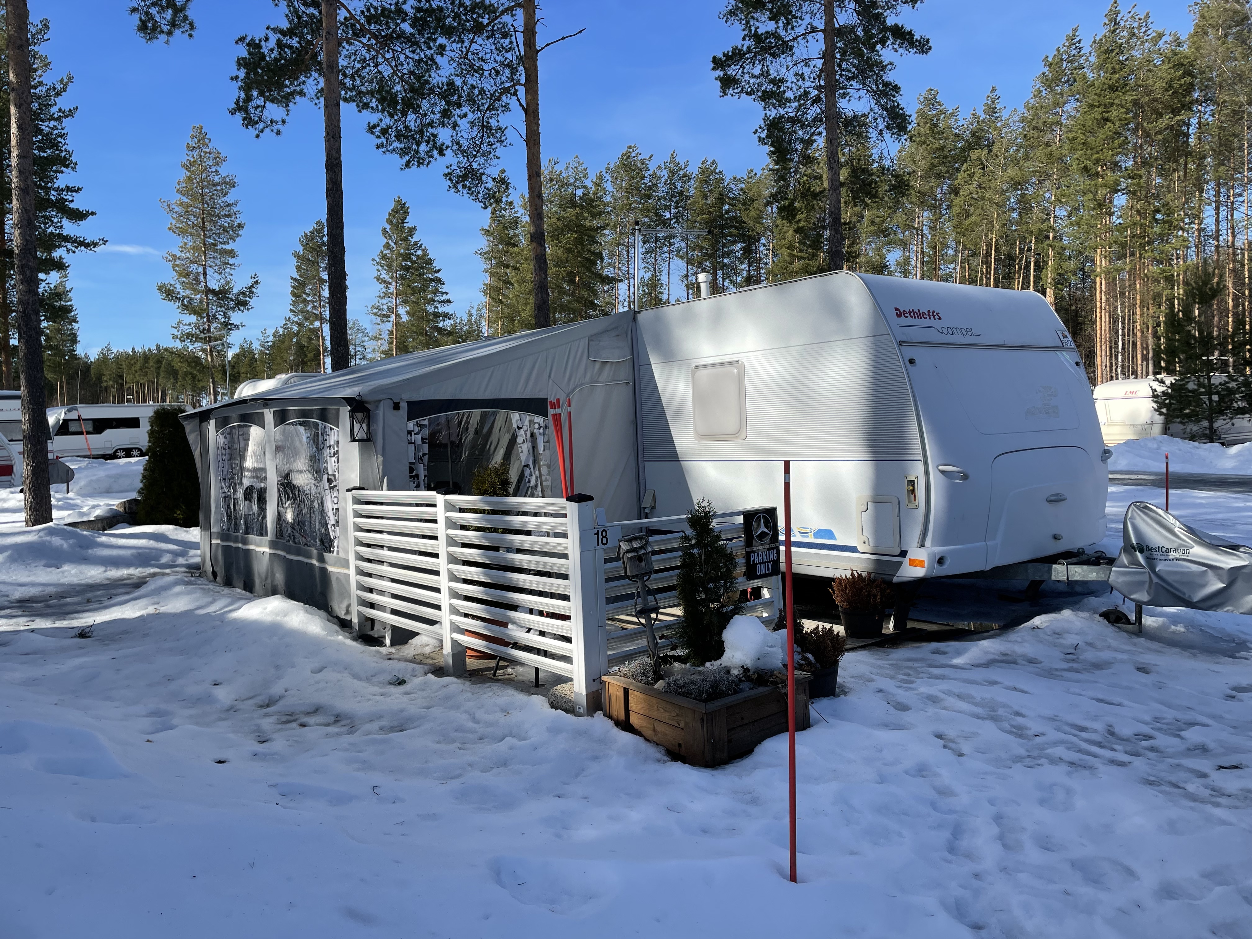A caravan with awning at SFC-Kalajärvi with snow on the ground in wintertime